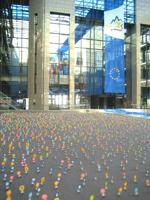 Les fleurs solaires dansant de joie pour l'Europe : Unis dans la diversit ! Installation de 10 000 fleurs solaires dansantes sur 1000 m au Conseil de lUnion Europenne (Bruxelles, 18 fvrier au 3 mars 2008) - Alexandre Dang