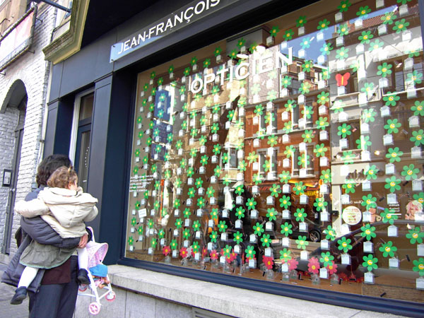 Jardin vertical de fleurs solaires dansantes, installation de 200 fleurs solaires dansantes sur 6 m2 dans une vitrine de magasin (Bruxelles, 2009) - Alexandre Dang