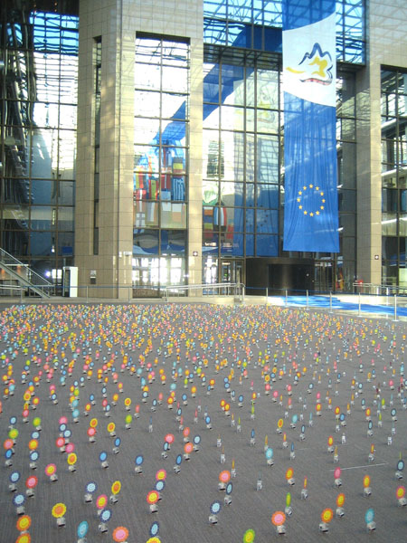 Fleurs solaires dansant de joie pour l'Europe : Unis dans la diversité ! Installation de 10 000 fleurs solaires dansantes sur 1000 m² au Conseil de l’Union Européenne (Bruxelles, 18 février au 3 mars 2008) - Alexandre Dang